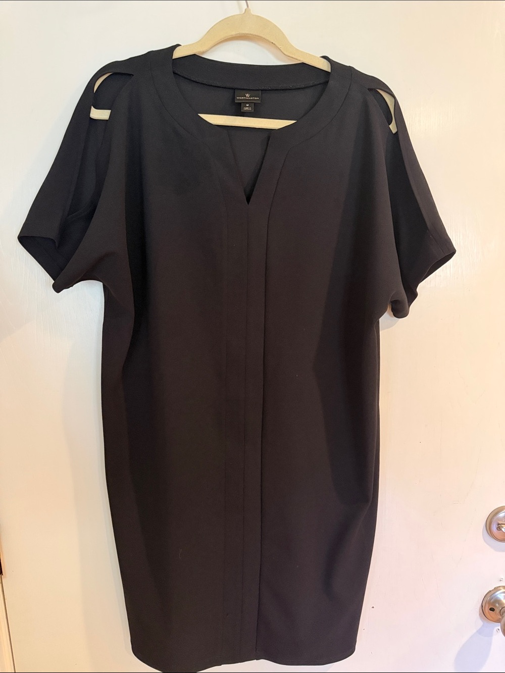 Black Cold-Shoulder Shift Dress women’s sz M flattering a line